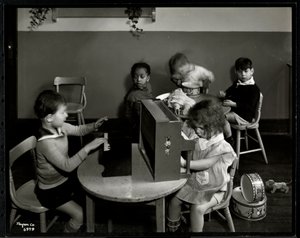 Børn leger i legeværelset hos New York Association for the Blind, 111 East 59th Street, New York, 1935 (sølv gelatinetryk)